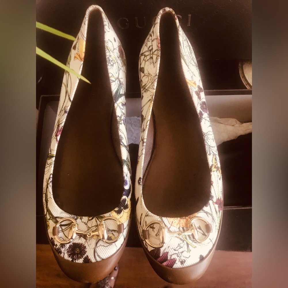 Authentic Gucci Flora Flats 6.5
